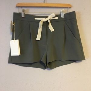 BNWT Wilfred Aritzia Exergue Shorts Size 2